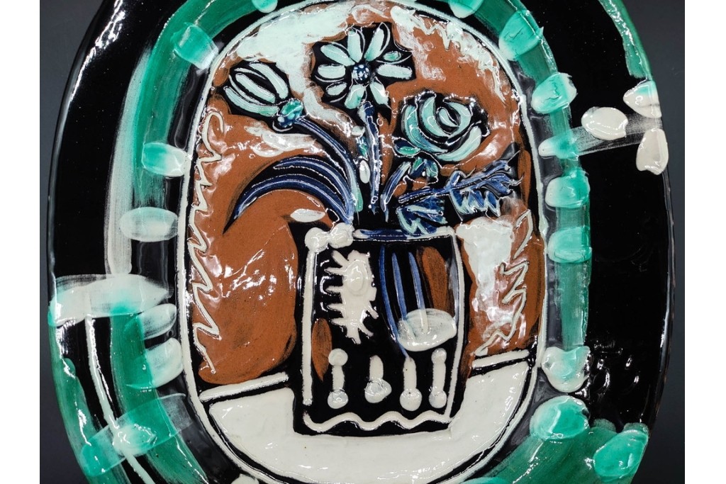 フランス　マドゥーラ工房(Madoura)制作　パブロ・ピカソ　「Bouquet」　花と花瓶を大胆に描いた絵皿　(R-091193)