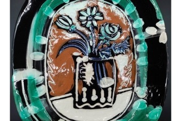 フランス　マドゥーラ工房(Madoura)制作　パブロ・ピカソ　「Bouquet」　花と花瓶を大胆に描いた絵皿　(R-091193)