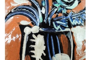 フランス　マドゥーラ工房(Madoura)制作　パブロ・ピカソ　「Bouquet」　花と花瓶を大胆に描いた絵皿　(R-091193)