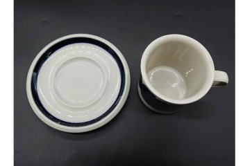 フィンランド　ARABIA(アラビア)　アネモネ・ロスマリン・サーラ　北欧らしい大胆な絵柄と色使いを楽しむカップ&ソーサー・シュガーポット・プレート2枚セット　(R-091194)