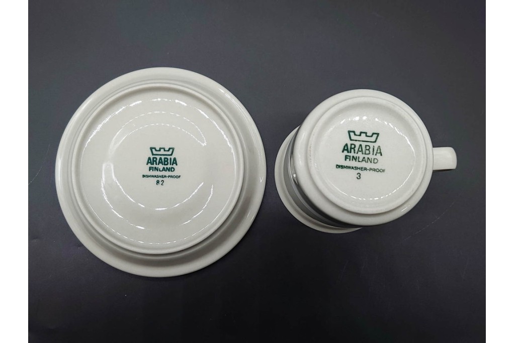 フィンランド　ARABIA(アラビア)　アネモネ・ロスマリン・サーラ　北欧らしい大胆な絵柄と色使いを楽しむカップ&ソーサー・シュガーポット・プレート2枚セット　(R-091194)