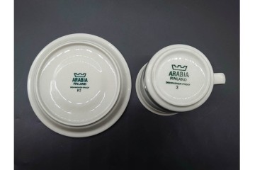 フィンランド　ARABIA(アラビア)　アネモネ・ロスマリン・サーラ　北欧らしい大胆な絵柄と色使いを楽しむカップ&ソーサー・シュガーポット・プレート2枚セット　(R-091194)