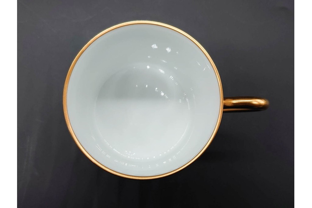 大倉陶園(OKURA/OAC)　碗皿ごよみ12ヶ月　松(睦月)　伸びやかな松葉文と金彩が目を引くカップ&ソーサー　外箱付き　(R-091195)