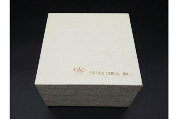 大倉陶園(OKURA/OAC)　碗皿ごよみ12ヶ月　松(睦月)　伸びやかな松葉文と金彩が目を引くカップ&ソーサー　外箱付き　(R-091195)