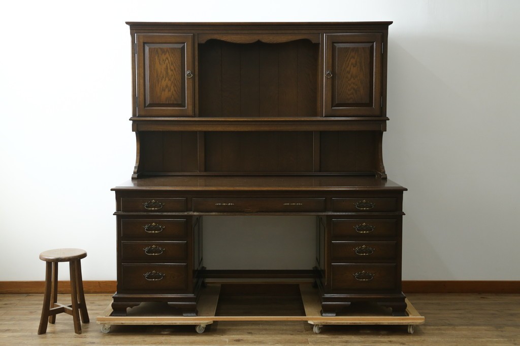 中古　横浜クラシック家具　ノックオンウッド(knockonwood)　ナラ材　収納力に優れた重厚なハッチトップ(上棚)付き両袖デスク　定価約100万円　(R-091202)