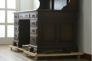 中古　横浜クラシック家具　ノックオンウッド(knockonwood)　ナラ材　収納力に優れた重厚なハッチトップ(上棚)付き両袖デスク　定価約100万円　(R-091202)