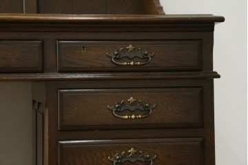 中古　横浜クラシック家具　ノックオンウッド(knockonwood)　ナラ材　収納力に優れた重厚なハッチトップ(上棚)付き両袖デスク　定価約100万円　(R-091202)