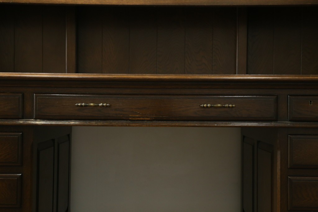 中古　横浜クラシック家具　ノックオンウッド(knockonwood)　ナラ材　収納力に優れた重厚なハッチトップ(上棚)付き両袖デスク　定価約100万円　(R-091202)