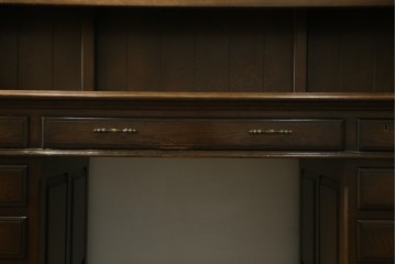 中古　横浜クラシック家具　ノックオンウッド(knockonwood)　ナラ材　収納力に優れた重厚なハッチトップ(上棚)付き両袖デスク　定価約100万円　(R-091202)