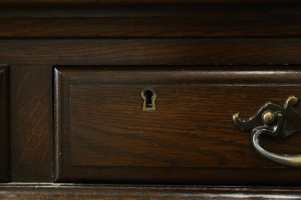 中古　横浜クラシック家具　ノックオンウッド(knockonwood)　ナラ材　収納力に優れた重厚なハッチトップ(上棚)付き両袖デスク　定価約100万円　(R-091202)