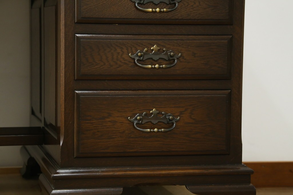 中古　横浜クラシック家具　ノックオンウッド(knockonwood)　ナラ材　収納力に優れた重厚なハッチトップ(上棚)付き両袖デスク　定価約100万円　(R-091202)