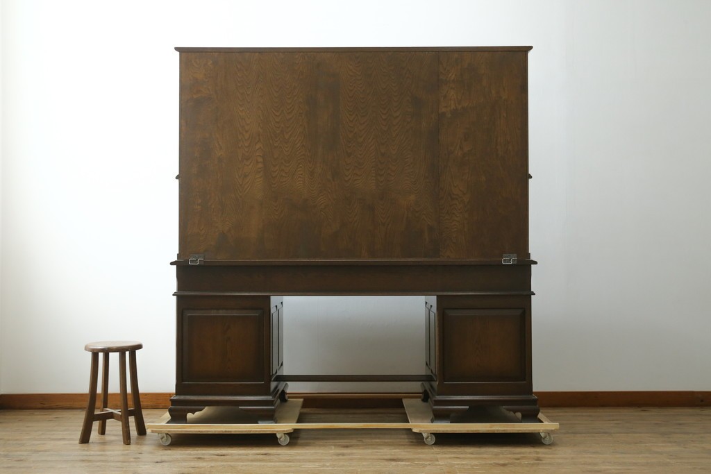 中古　横浜クラシック家具　ノックオンウッド(knockonwood)　ナラ材　収納力に優れた重厚なハッチトップ(上棚)付き両袖デスク　定価約100万円　(R-091202)