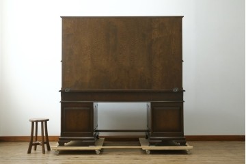 中古　横浜クラシック家具　ノックオンウッド(knockonwood)　ナラ材　収納力に優れた重厚なハッチトップ(上棚)付き両袖デスク　定価約100万円　(R-091202)
