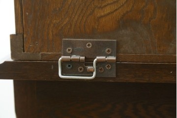中古　横浜クラシック家具　ノックオンウッド(knockonwood)　ナラ材　収納力に優れた重厚なハッチトップ(上棚)付き両袖デスク　定価約100万円　(R-091202)