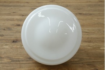 中古　ドーム型　ぽってりとした乳白色ガラスシェードが愛らしいペンダントライト　(R-091203)