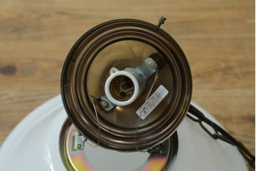 中古　ドーム型　ぽってりとした乳白色ガラスシェードが愛らしいペンダントライト　(R-091203)