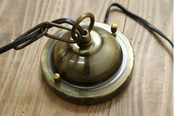 中古　ドーム型　ぽってりとした乳白色ガラスシェードが愛らしいペンダントライト　(R-091203)