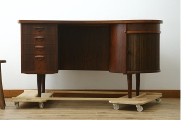 デンマークヴィンテージ　Kai Kristiansen(カイ・クリスチャンセン)　ローズウッド材　model.54　 キドニー　洗練されたフォルムが魅力のデスク　(R-091204)