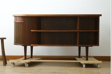 デンマークヴィンテージ　Kai Kristiansen(カイ・クリスチャンセン)　ローズウッド材　model.54　 キドニー　洗練されたフォルムが魅力のデスク　(R-091204)