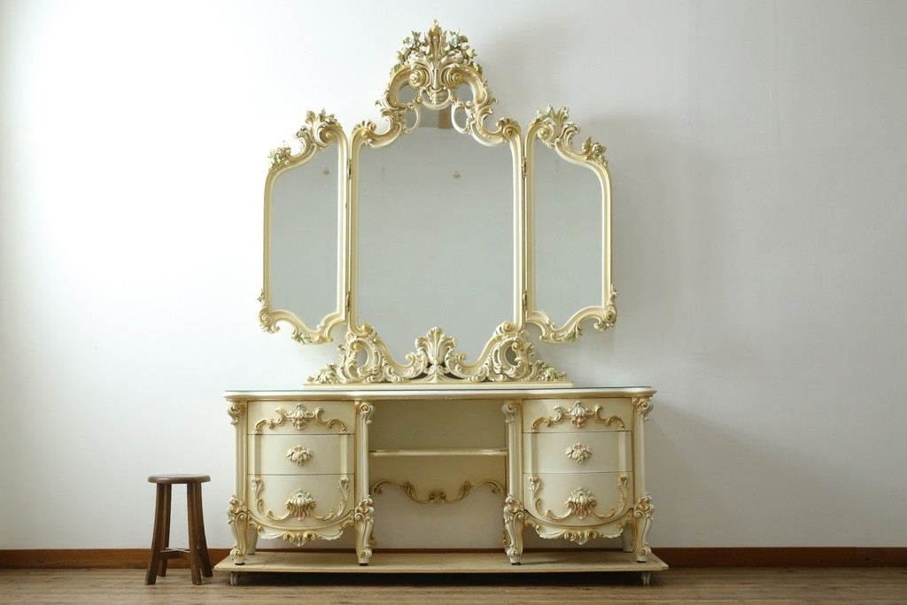 中古　美品　イタリア高級家具　SILIK(シリック)　ふんだんにあしらわれた彫刻と三面鏡が華やかなドレッサー　定価約250万円　(R-091207)