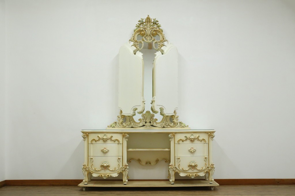 中古　美品　イタリア高級家具　SILIK(シリック)　ふんだんにあしらわれた彫刻と三面鏡が華やかなドレッサー　定価約250万円　(R-091207)