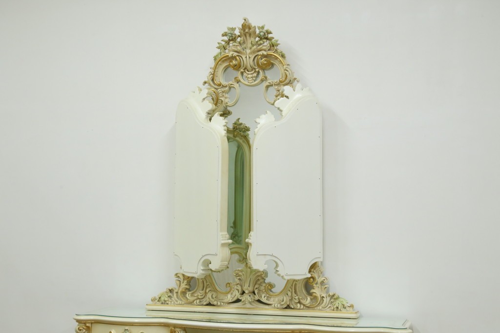 中古　美品　イタリア高級家具　SILIK(シリック)　ふんだんにあしらわれた彫刻と三面鏡が華やかなドレッサー　定価約250万円　(R-091207)