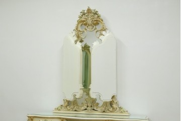中古　美品　イタリア高級家具　SILIK(シリック)　ふんだんにあしらわれた彫刻と三面鏡が華やかなドレッサー　定価約250万円　(R-091207)