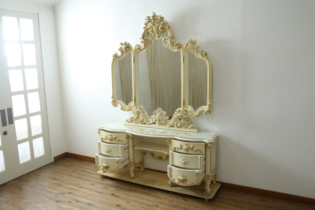 中古　美品　イタリア高級家具　SILIK(シリック)　ふんだんにあしらわれた彫刻と三面鏡が華やかなドレッサー　定価約250万円　(R-091207)