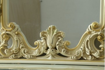 中古　美品　イタリア高級家具　SILIK(シリック)　ふんだんにあしらわれた彫刻と三面鏡が華やかなドレッサー　定価約250万円　(R-091207)