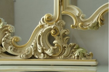 中古　美品　イタリア高級家具　SILIK(シリック)　ふんだんにあしらわれた彫刻と三面鏡が華やかなドレッサー　定価約250万円　(R-091207)