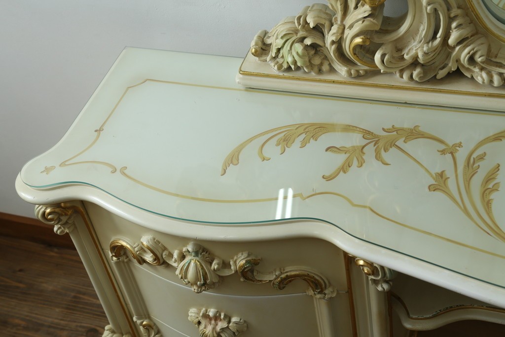 中古　美品　イタリア高級家具　SILIK(シリック)　ふんだんにあしらわれた彫刻と三面鏡が華やかなドレッサー　定価約250万円　(R-091207)