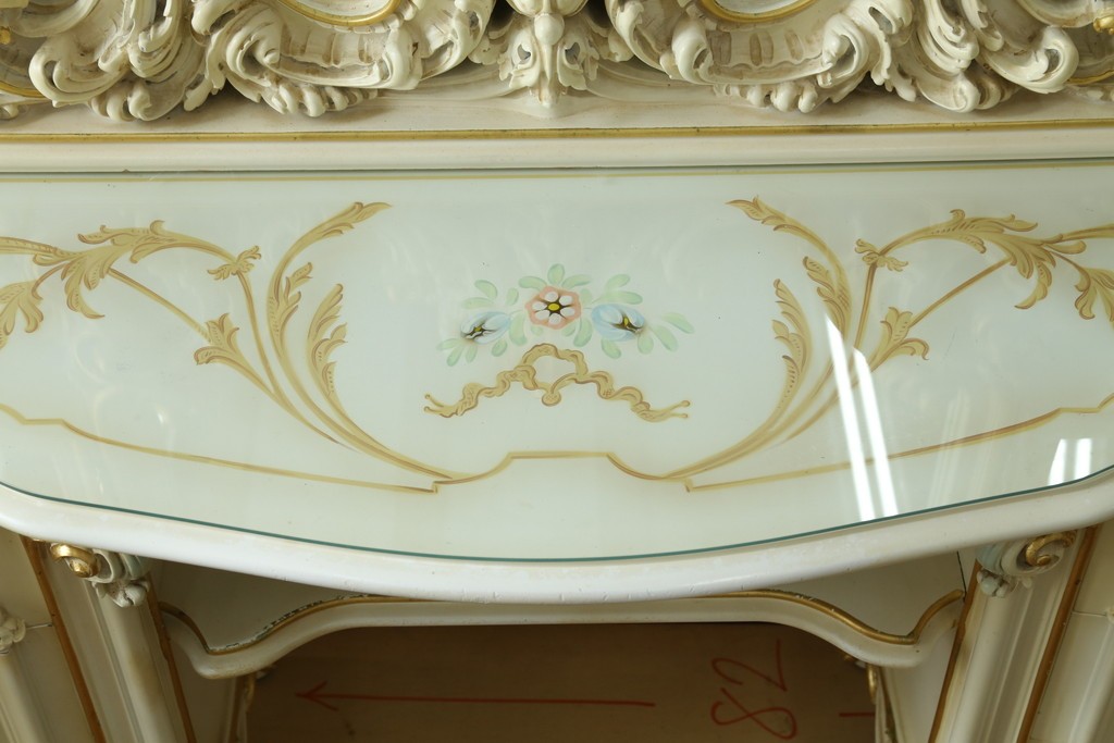 中古　美品　イタリア高級家具　SILIK(シリック)　ふんだんにあしらわれた彫刻と三面鏡が華やかなドレッサー　定価約250万円　(R-091207)