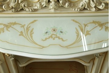 中古　美品　イタリア高級家具　SILIK(シリック)　ふんだんにあしらわれた彫刻と三面鏡が華やかなドレッサー　定価約250万円　(R-091207)