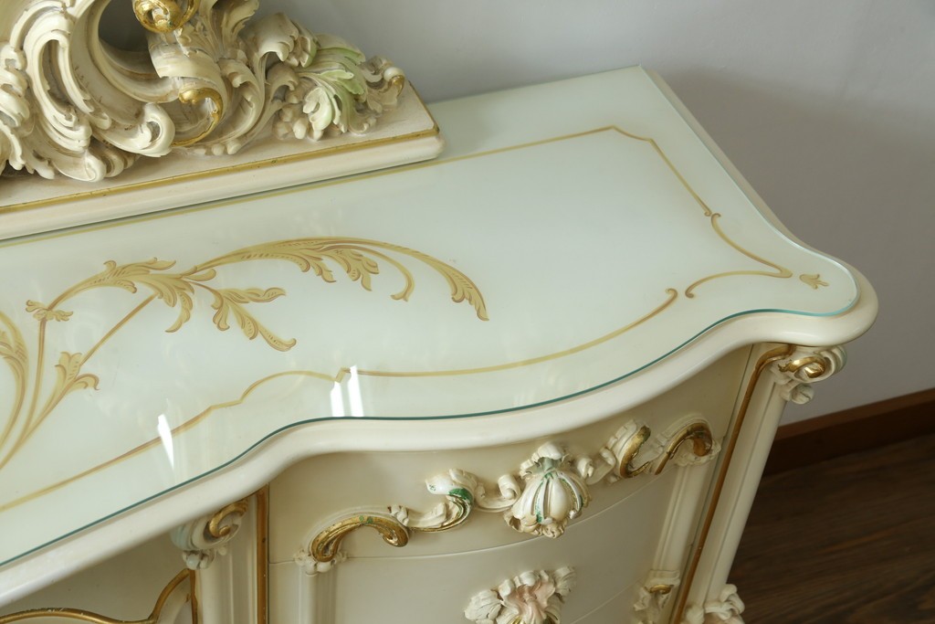 中古　美品　イタリア高級家具　SILIK(シリック)　ふんだんにあしらわれた彫刻と三面鏡が華やかなドレッサー　定価約250万円　(R-091207)