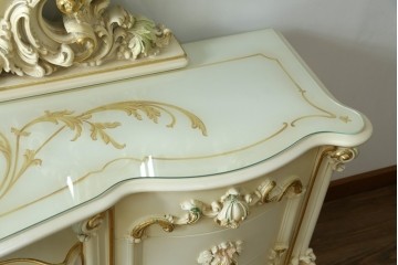 中古　美品　イタリア高級家具　SILIK(シリック)　ふんだんにあしらわれた彫刻と三面鏡が華やかなドレッサー　定価約250万円　(R-091207)