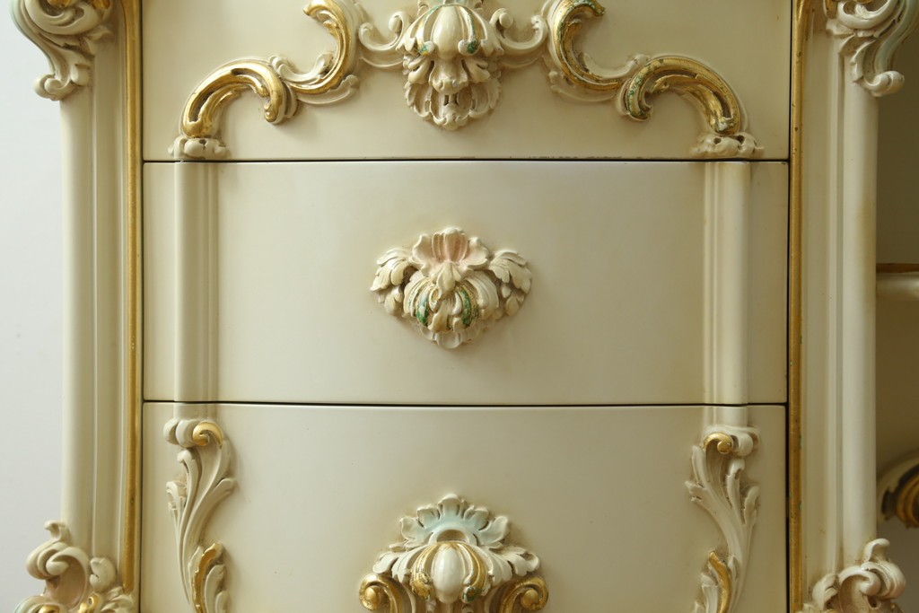 中古　美品　イタリア高級家具　SILIK(シリック)　ふんだんにあしらわれた彫刻と三面鏡が華やかなドレッサー　定価約250万円　(R-091207)