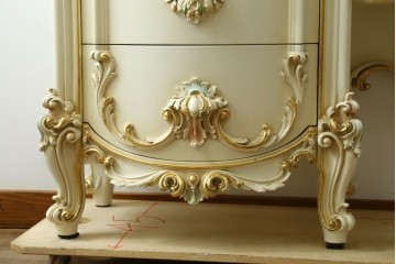 中古　美品　イタリア高級家具　SILIK(シリック)　ふんだんにあしらわれた彫刻と三面鏡が華やかなドレッサー　定価約250万円　(R-091207)