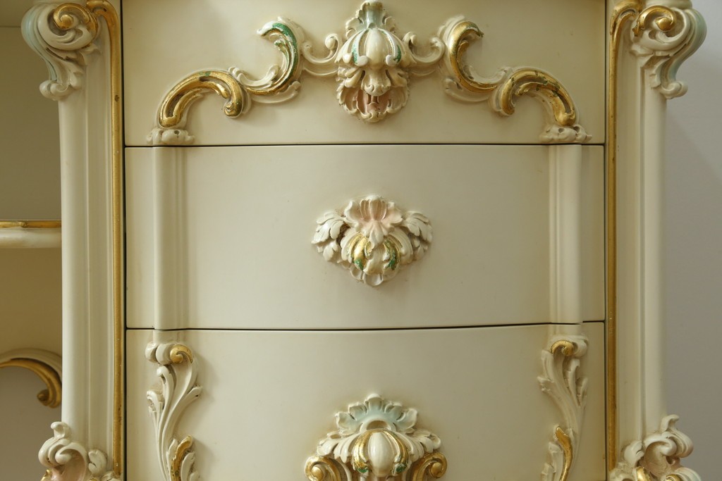 中古　美品　イタリア高級家具　SILIK(シリック)　ふんだんにあしらわれた彫刻と三面鏡が華やかなドレッサー　定価約250万円　(R-091207)