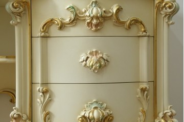 中古　美品　イタリア高級家具　SILIK(シリック)　ふんだんにあしらわれた彫刻と三面鏡が華やかなドレッサー　定価約250万円　(R-091207)