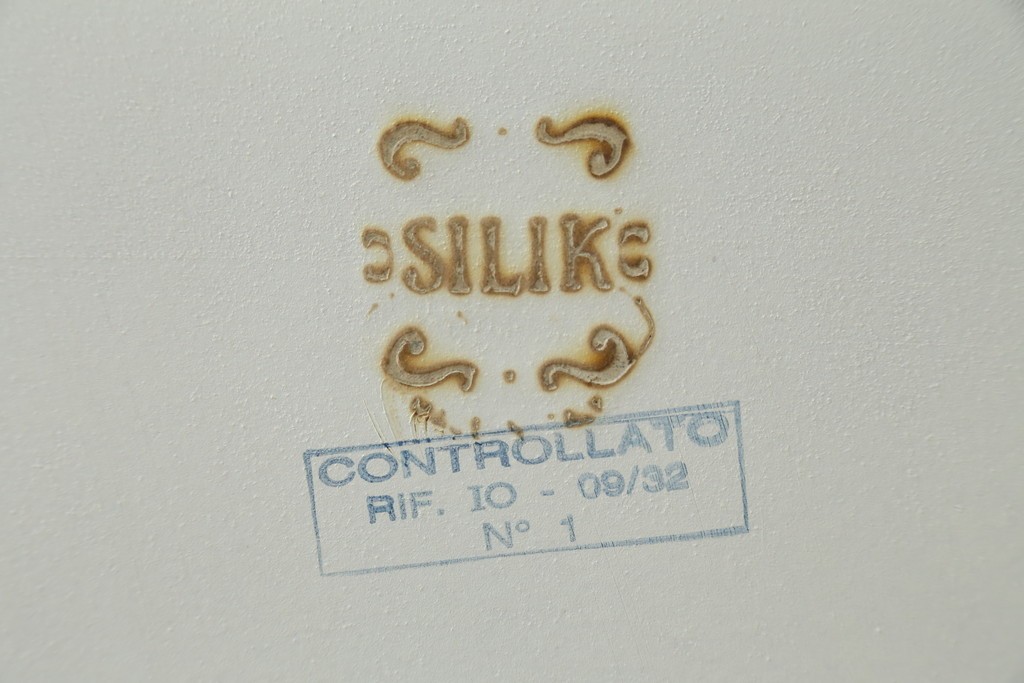 中古　美品　イタリア高級家具　SILIK(シリック)　ふんだんにあしらわれた彫刻と三面鏡が華やかなドレッサー　定価約250万円　(R-091207)