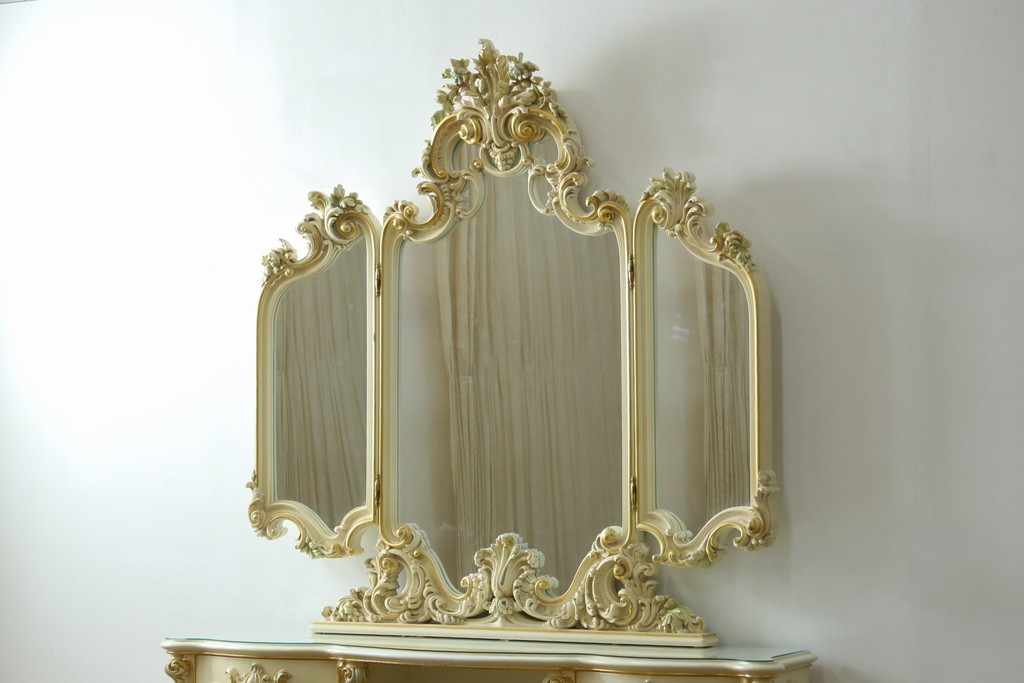 中古　美品　イタリア高級家具　SILIK(シリック)　花や葉を立体的にあしらった優美な三面鏡　(R-091208)