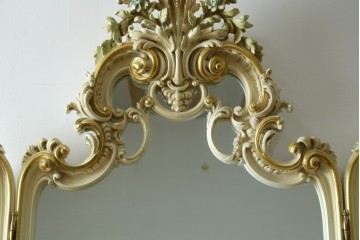 中古　美品　イタリア高級家具　SILIK(シリック)　花や葉を立体的にあしらった優美な三面鏡　(R-091208)