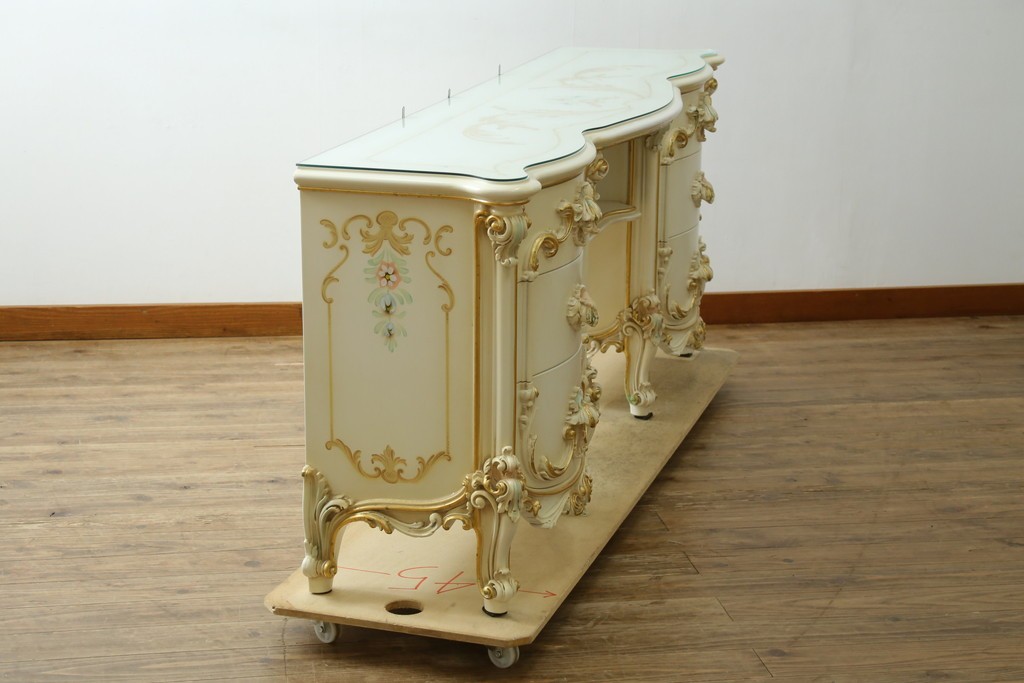 中古　美品　イタリア高級家具　SILIK(シリック)　花の絵柄と立体装飾が優美なサイドボード　(R-091209)