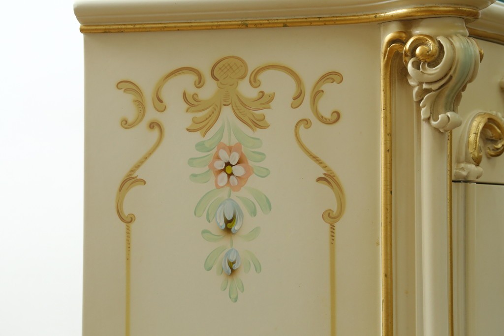 中古　美品　イタリア高級家具　SILIK(シリック)　花の絵柄と立体装飾が優美なサイドボード　(R-091209)