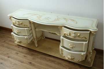中古　美品　イタリア高級家具　SILIK(シリック)　花の絵柄と立体装飾が優美なサイドボード　(R-091209)