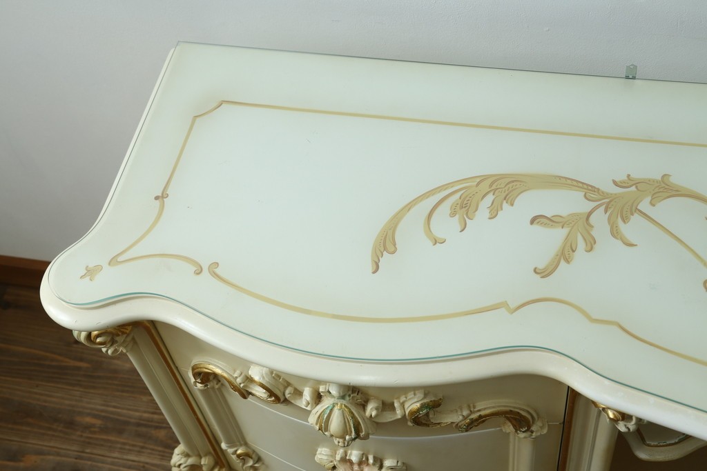 中古　美品　イタリア高級家具　SILIK(シリック)　花の絵柄と立体装飾が優美なサイドボード　(R-091209)