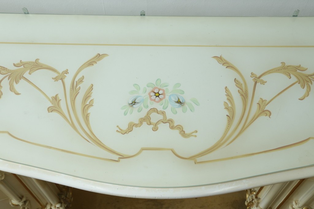 中古　美品　イタリア高級家具　SILIK(シリック)　花の絵柄と立体装飾が優美なサイドボード　(R-091209)