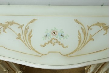 中古　美品　イタリア高級家具　SILIK(シリック)　花の絵柄と立体装飾が優美なサイドボード　(R-091209)