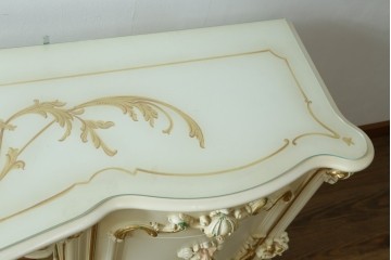 中古　美品　イタリア高級家具　SILIK(シリック)　花の絵柄と立体装飾が優美なサイドボード　(R-091209)