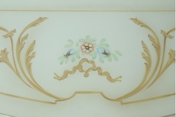 中古　美品　イタリア高級家具　SILIK(シリック)　花の絵柄と立体装飾が優美なサイドボード　(R-091209)
